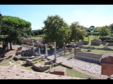 00620 ostia - regio v - insula xii - vordergrund horrea di hortensius (v,xii,1) - blick vom theater (ii,vii,2).jpg